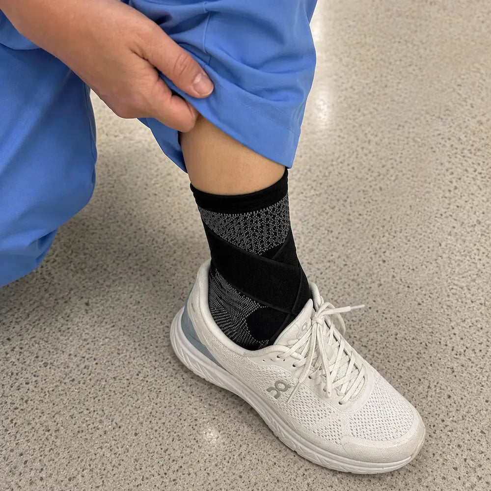 Frau hält Bandage